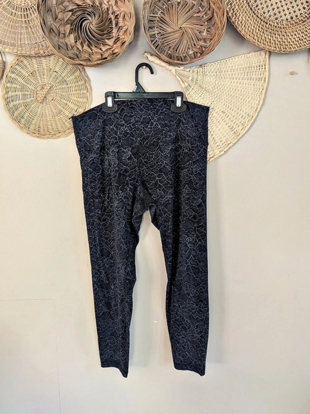 Lululemon High Rise Capri Crop Leggings Dark Navy Grey Lace Print Size 14